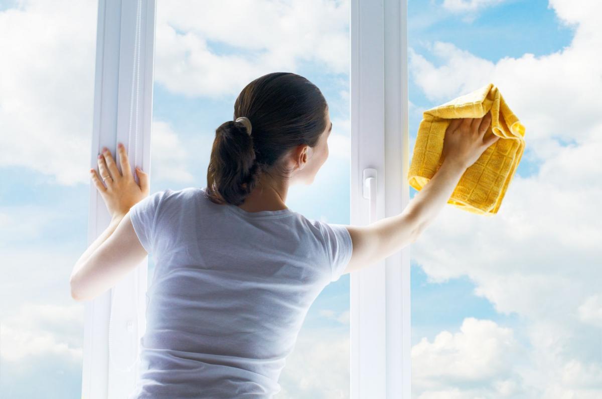 Jak prawidłowo myć okna? Efektywne sposoby na czyste okna