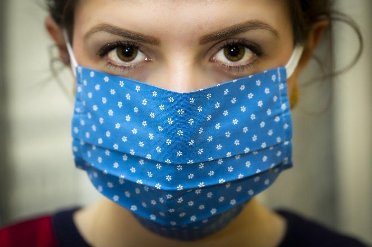 Jak prawidłowo nosić maseczkę? Czy wirus może utrzymywać się na masce?