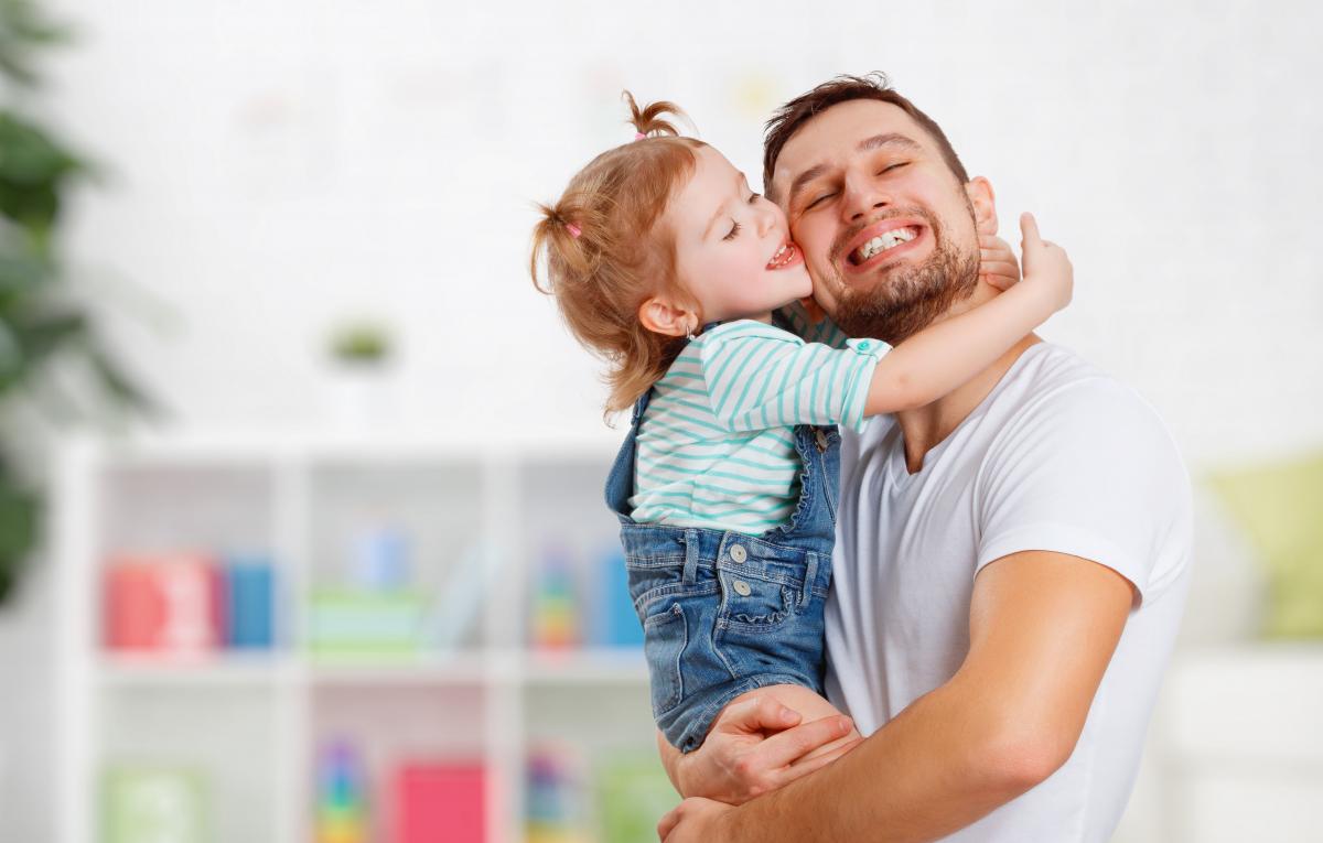 Poradnik dla samotnych ojców: na jakie przywileje może liczyć samotny tata?