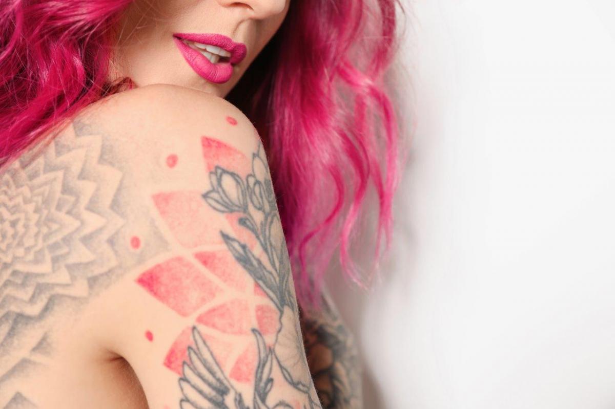 Tatuaże damskie na ramieniu - Modne tatuaże dla kobiet 