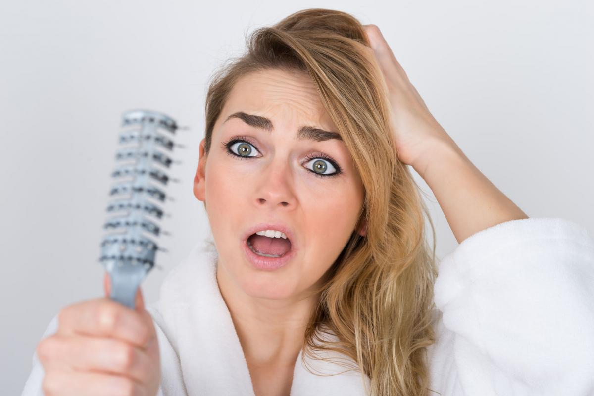 Wypadanie włosów - najczęstsze przyczyny i choroby włosów
