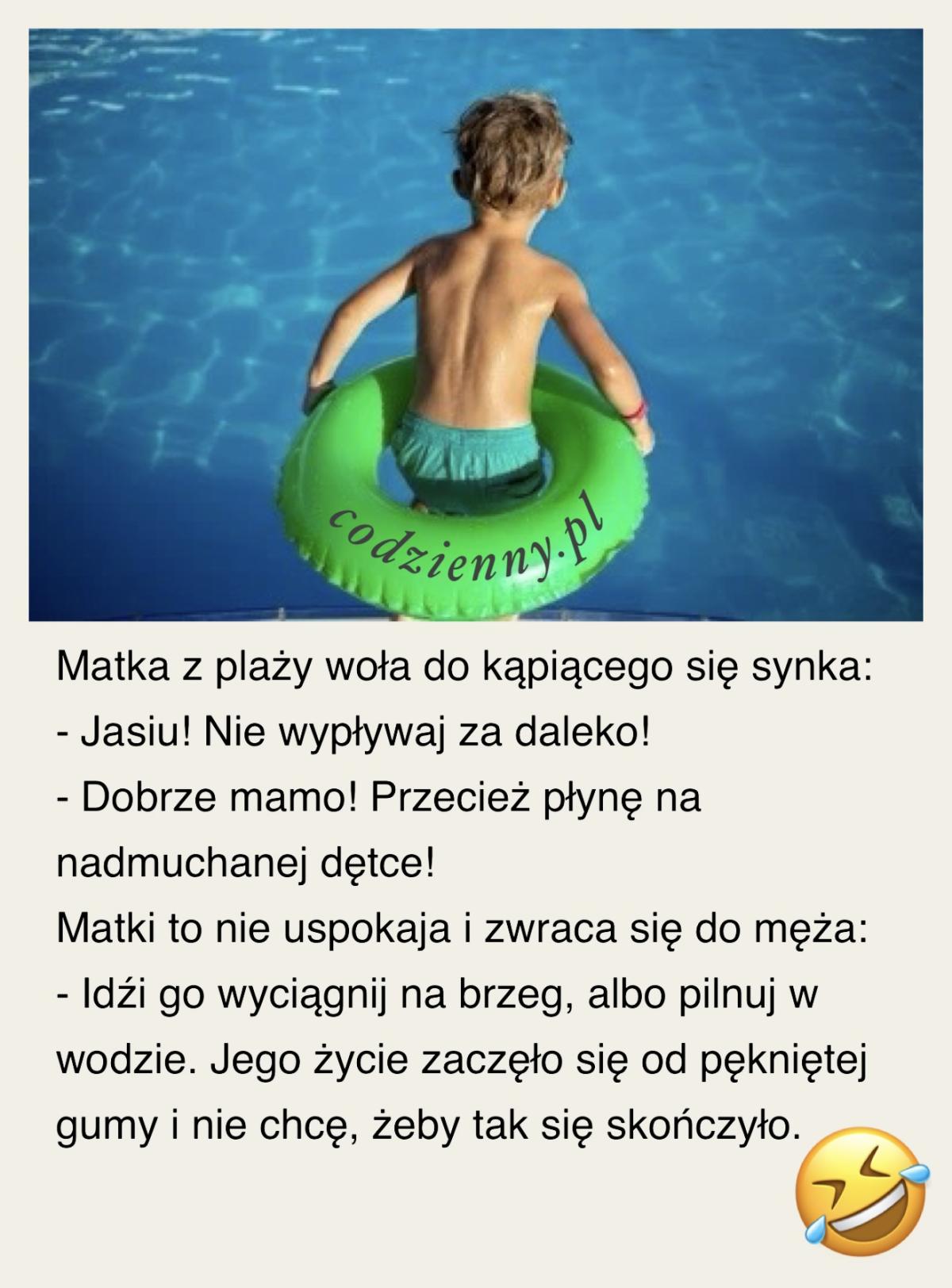 Synek uczy się pływać 